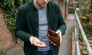 De ce românii rămân fără bani chiar și cu salarii mari. Greșelile financiare care afectează tot mai multe familii